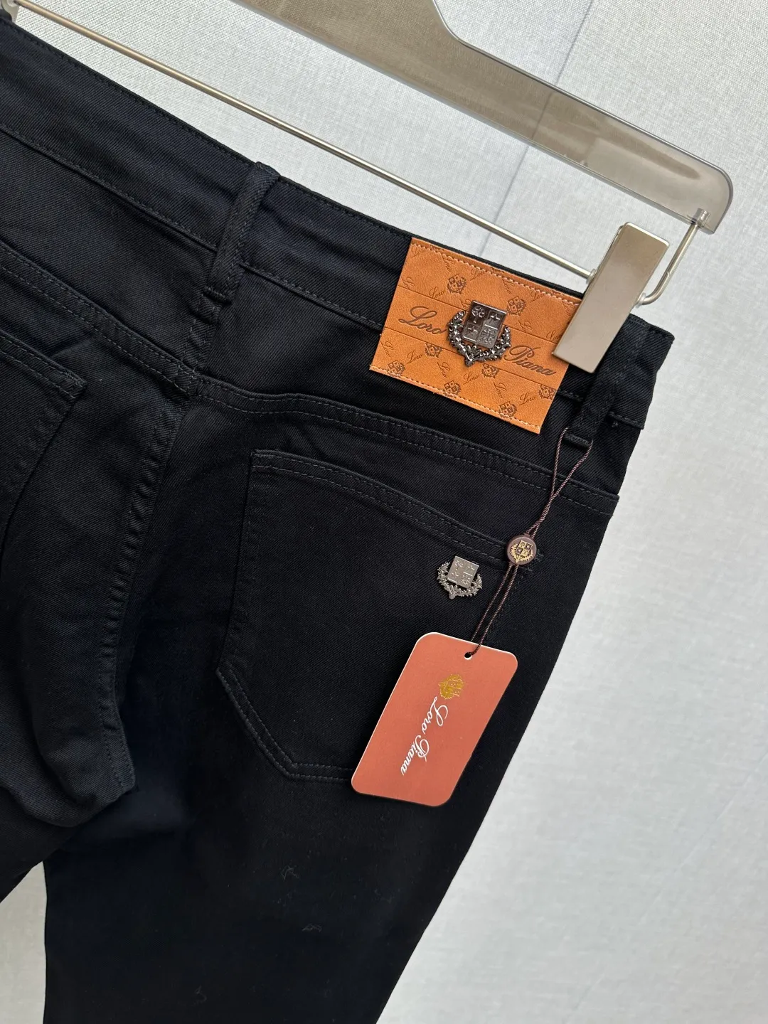 Available at the LP official website counter at the same time, the original is a very stylish pair of jeans, customized with original washed denim fabric, unique design, top-notch printing technology letter pattern logo, original hardware accessories decoration, an extremely outstanding pair of jeans, the materials and craftsmanship are extremely luxurious and exquisite, extremely high-grade, handsome and stylish upper body, recommended 👍, Sizes: 29-38